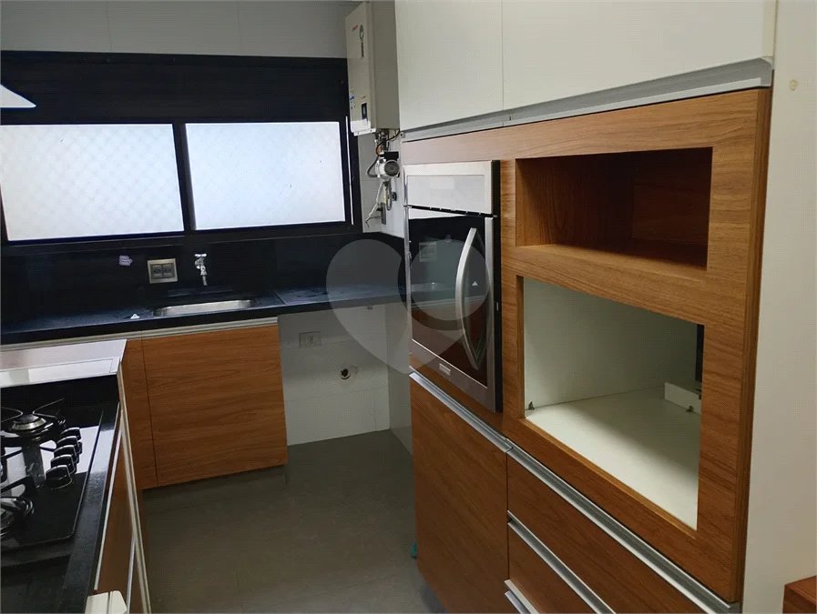 Linda cobertura Duplex om 3 dormitórios, sendo uma suíte com armários e ar condicionado e 2 vagas .