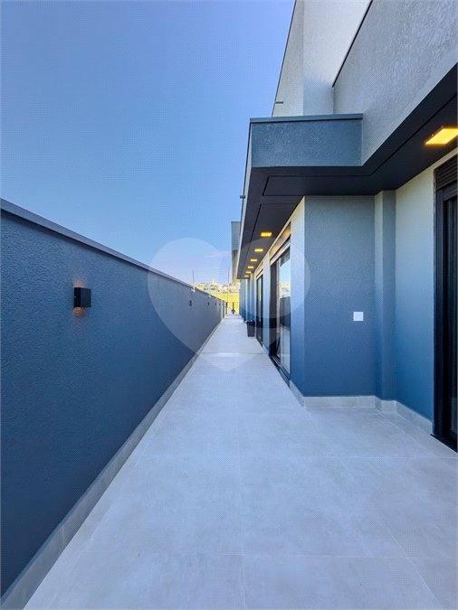 Indaiatuba - Quintas da Terracota - 1252 m² de terreno - casa térrea com 514 m² de área construída -3 vagas de garagem cobertas e 3 descobertas Lavabo - Sala de estar e jantar amplas e integradas - Escritório privativo - Cozinha toda equipada com geladeira, forno, micro-ondas, lava-louças,