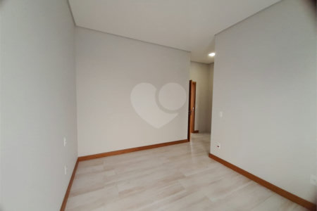 Belíssima Casa à Venda no Condomínio Damha IV