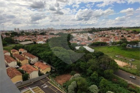 Apartamento no Condomínio Parque dos Manacás.