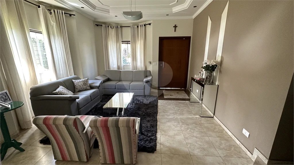 Casa em Condomínio Fechado com 4 suítes e área de lazer completa.