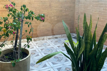 Casa Térrea com Acabamento em Tijolo Aparente e Quintal Amplo - Próximo ao Shopping Iguatemi