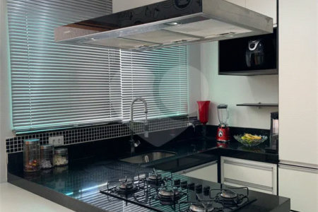 Sobrado com 3 quartos e garagem para 5 veículos.