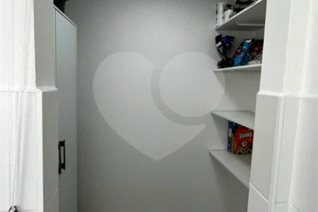 Apartamento à venda na Vila Mariana, reformado,com 71m² com 2 dormitórios e 1 vaga,Aceita e estuda Permuta ( sujeito a avaliação).