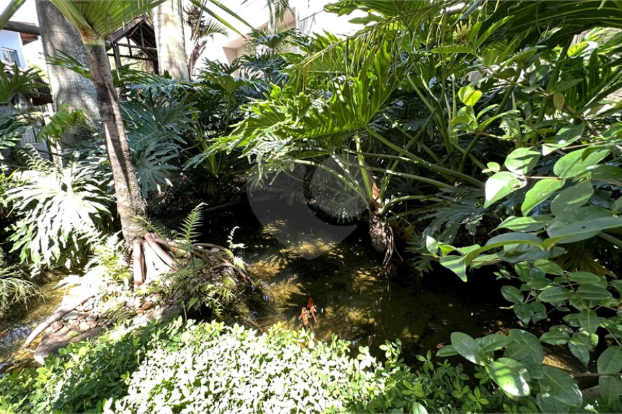 Casa em Condomínio Fechado com 4 suítes e área de lazer completa.