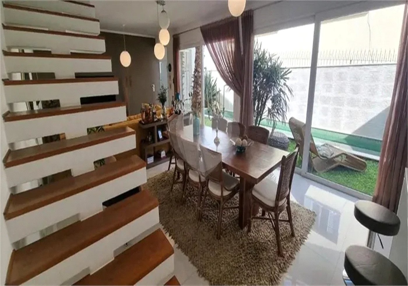 SOBRADO MOBILIADO DE 199,0 M² COM 02 SUITES, 04 VAGAS E PISCINA PARA VENDA NO JARDIM VIRGINIA BIANCA