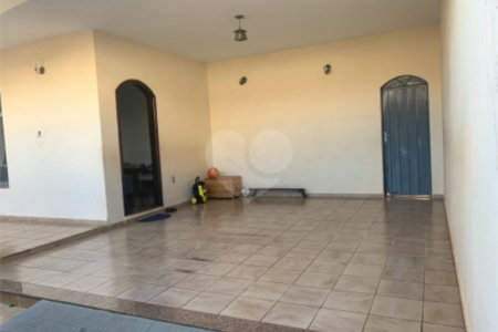 Casa térrea com 3 dormitórios, sendo 1 suíte .