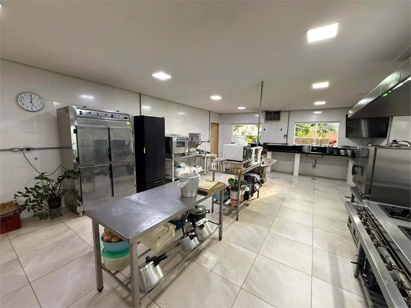 Chácara no Unileste, com espaço para eventos e cozinha industrial, na modalidade porteira fechada,