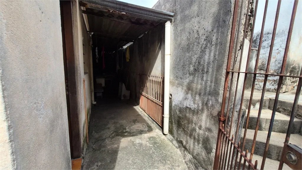 Terreno com 308 m² e excelente potencial, ideal para moradia, renda ou investimento. Possui duas casas no terreno e 3 vagas de garagem