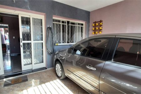 Imóvel Completo com Churrasqueira, 2 Banheiros e Portão Eletrônico
