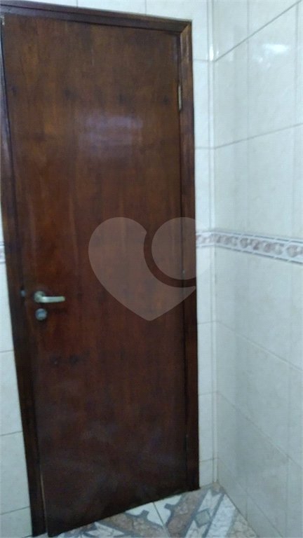 Casa Térrea com 3 dormitórios, sendo 1 suíte.