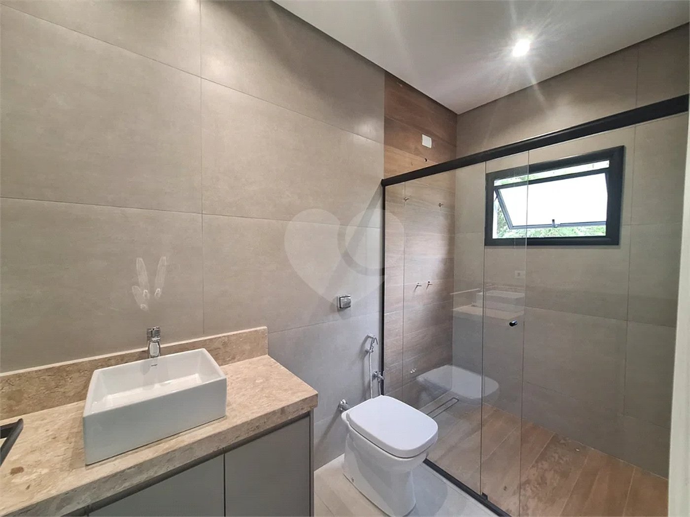 Casa NOVA com 03 suítes , piscina e condomínio com lazer completo!