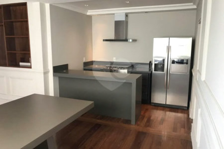 Apto 220 metros no Campo Belo. varanda, 5 vagas, 3 suítes. Visite