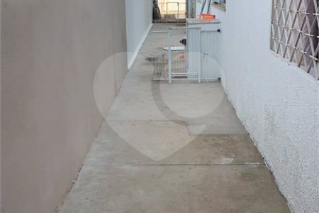 Casa térrea com 3 suítes.