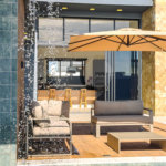 Indaiatuba - Quintas da Terracota - 1252 m² de terreno - casa térrea com 514 m² de área construída -3 vagas de garagem cobertas e 3 descobertas Lavabo - Sala de estar e jantar amplas e integradas - Escritório privativo - Cozinha toda equipada com geladeira, forno, micro-ondas, lava-louças,