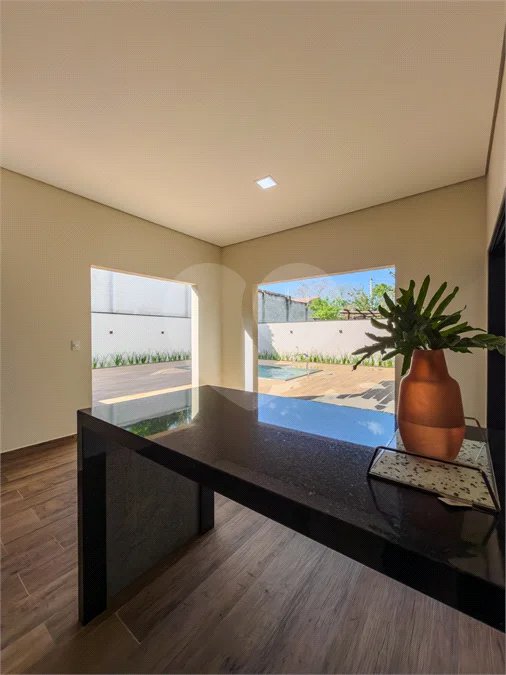 Indaiatuba - Condomínio Milano - Sobrado - 350 m² de terreno - 240 m² de área construída - 4 vagas de garagem, sendo 2 cobertas - Salas de estar e jantar integradas - 3 suítes com closet e varanda no pavimento superior - Escritório no térreo - Espaço gourmet com churrasqueira - Banheiro externo