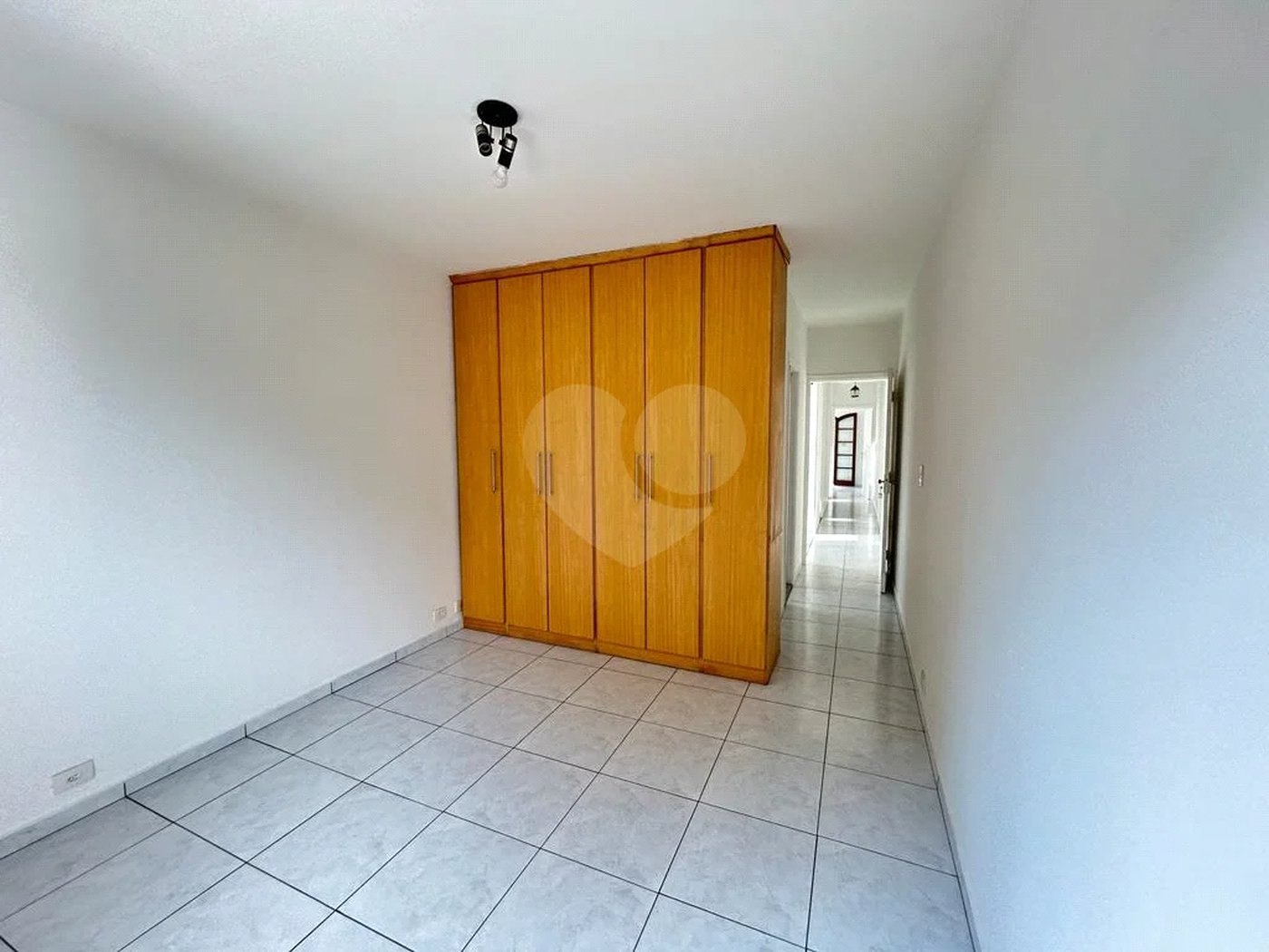 SOBRADO PARA LOCAÇÃO NO PARQUE DOMINGOS COM 03 DORM 01 SUITE 02 VAGAS DE GARAGEM