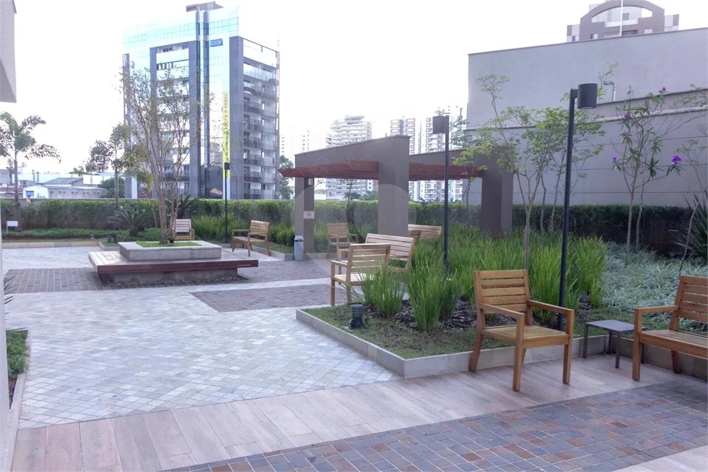 Espaço, conforto e uma localização privilegiada fazem deste apartamento mobiliado no Baeta Neves, em São Bernardo do Campo, uma excelente opção para seu novo lar. Com 118 m², três dormitórios e quatro banheiros, o imóvel oferece ambientes amplos para acomodar a família e receber amigos com comodidad