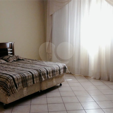 Casa Térrea com 3 dormitórios, sendo 1 suíte.