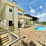 Casa em condomínio Impecável, 4 dorms / 2 suítes, varanda gourmet, piscina, 3 lareiras