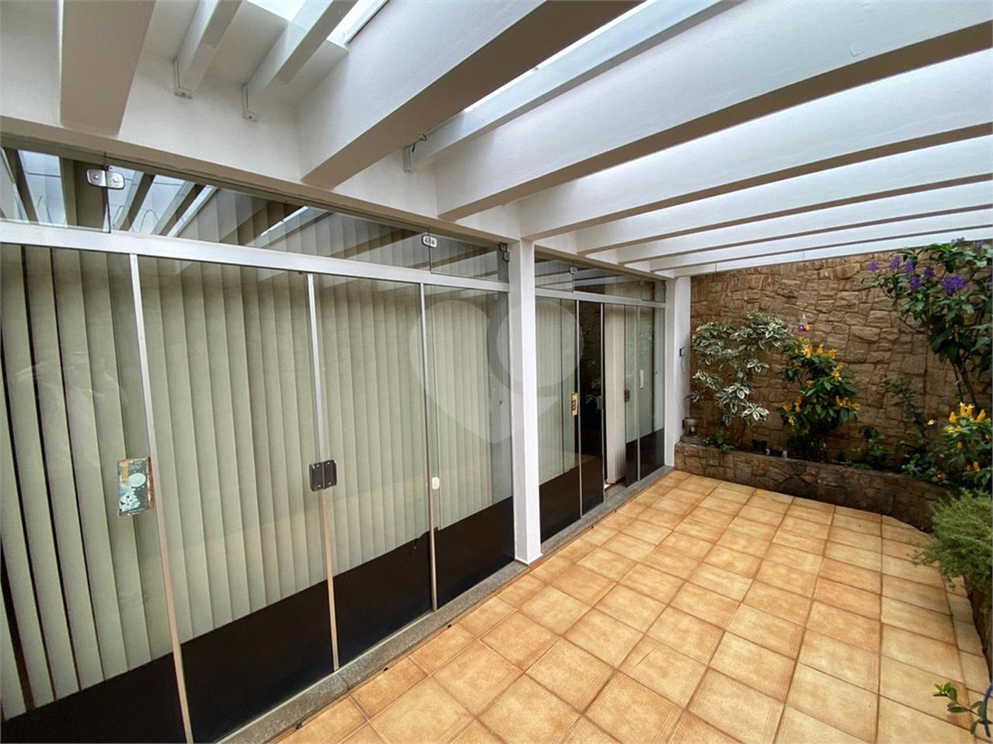 Casa Térrea com 3 suítes, sendo 1 suíte master.