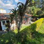 Casa com Piscina, Sauna e Edícula em Rua Arborizada no Tremembé