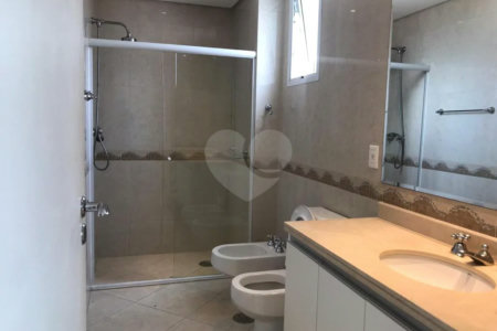 Apto 220 metros no Campo Belo. varanda, 5 vagas, 3 suítes. Visite