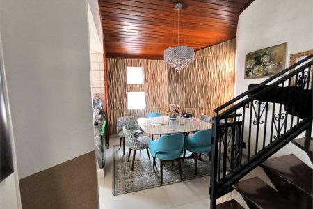 Casa à Venda no Santa Marta com 3 Suítes e Piscina