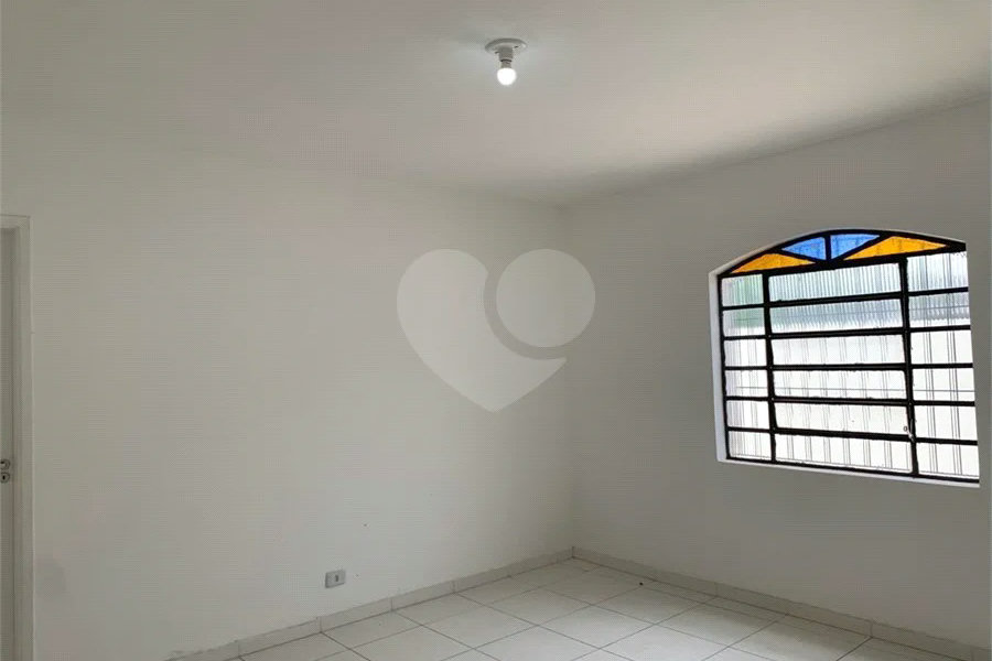 Casa espaçosa com 3 quartos, suíte, quintal e 2 vagas na Vila Santa Catarina