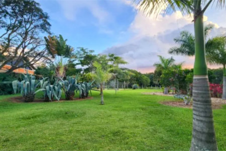 Refúgio de Alto Padrão em Condomínio Fechado: Natureza, Charme e 5.500m² de Terreno