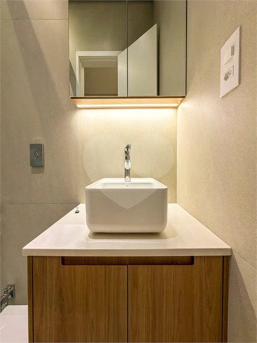 Indaiatuba - Condominio Sapezal - R$ 2.400.000,00 - Área Total 360,00 m² - Área Construída 213,32 m² - TÉRREA - 03 suítes sendo a master com closet; - Escritório; Lavabo; Cozinha com cooktop e planejados; Gourmet com churrasqueira; Ambientes preparados para ar condicionado; Piscina com cascata,