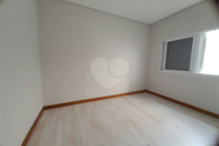 Belíssima Casa à Venda no Condomínio Damha IV