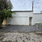 Casa térrea à venda no Douradinho com 2 quartos e edícula com mais dois quartos e 2 banheiros.