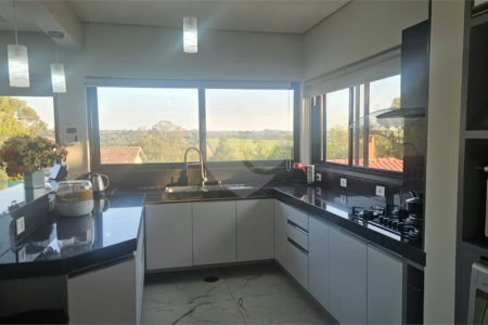 Indaiatuba- condominio Vale das Laranjeiras - Itaici - Terreno 3040,00 ms- construida 220ms - 3 dormitórios, sendo 2 suítes e uma suíte master com closet, além de uma sala ampla com 3 ambientes, Cozinha planejada,, campo de futebol/vôlei, Area de lazer com piscina, espaço gourmet com churrasque