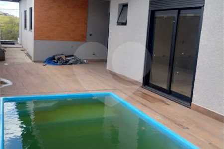 Casa em Atibaia com 3 dormitórios (1 suíte), sala 2 ambientes, piscina, 2 vagas de garagem, aceita financiamento
