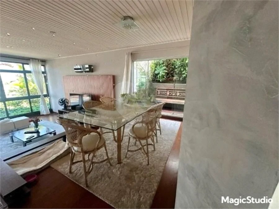 Casa com 400m², 4 dormitórios, sendo 3 suítes, 5 vagas de garagem, à venda na Vila Prudente.