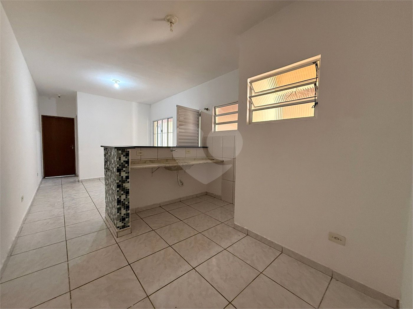 Casa térrea em Atibaia com 2 dormitórios, 2 vagas de garagem, quintal nos fundos, aceita financiamento