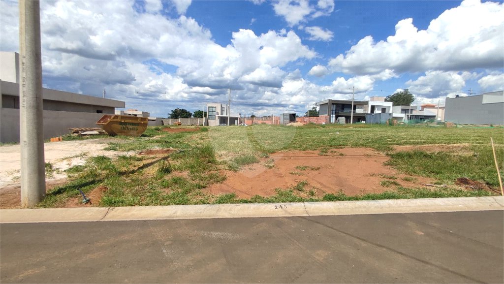 Lote à Venda em São Carlos, no Condomínio Villeneuve I