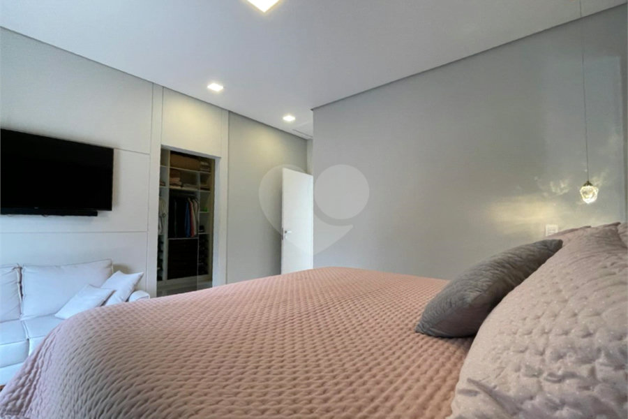 Casa com 4 quartos em condomínio fechado com piscina