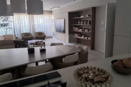 Apartamento à venda com 3 suítes em Moema, São Paulo, SP