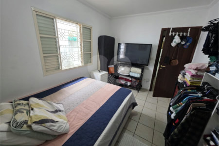 Casa térrea à venda no Douradinho com 2 quartos e edícula com mais dois quartos e 2 banheiros.