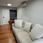 Apartamento com dois dormitórios sendo um climatizado, com duas vagas de garagem.