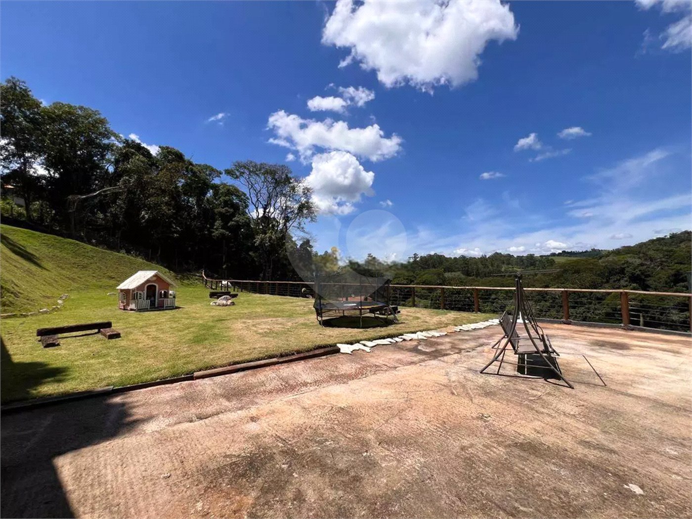 Chácara com excelente infraestrutura, contendo casa com 8 dormitórios, 900 m² de área construída, área total de 3000m², piscina adulto e infantil, churrasqueira, quadra gramada de futebol - Rio Acima - Atibaia/SP 900 m² Área construída 3.000 m² Área do terreno