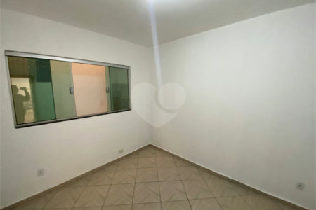 Casa térrea com salão comercial para venda no Santa Felícia.