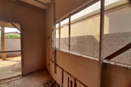 Casa em Construção com Área Gourmet e Piscina no Condomínio Damha II