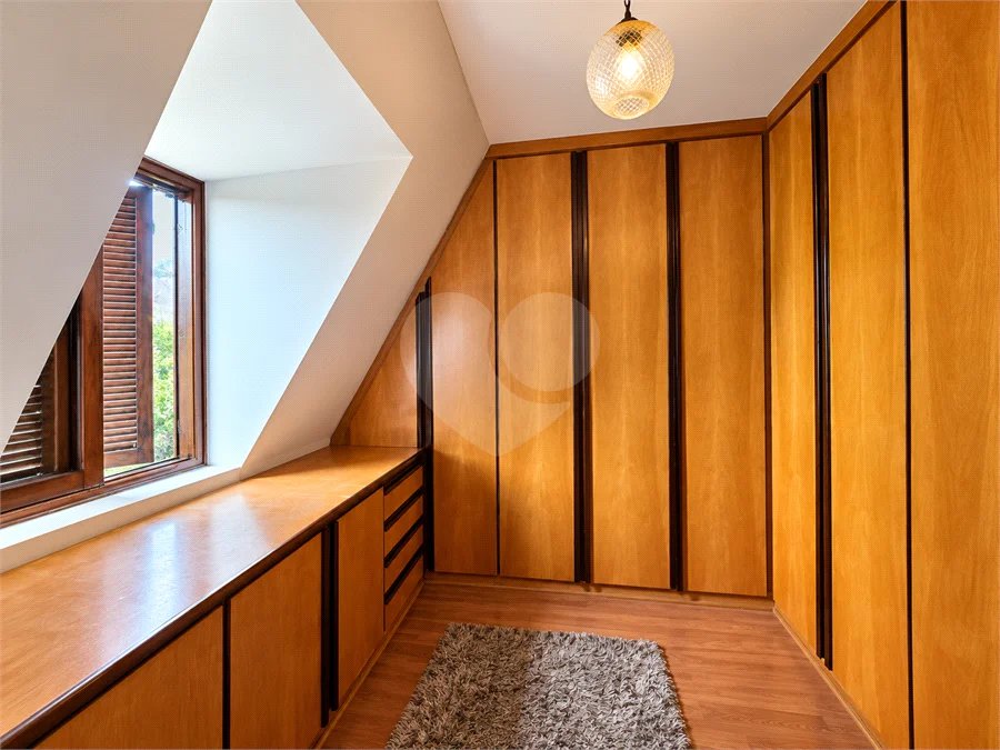 Sobrado com cinco quartos sendo 3 suites 4 vagas| R$ 3.300.000 no Alto da Boa Vista - São Paulo