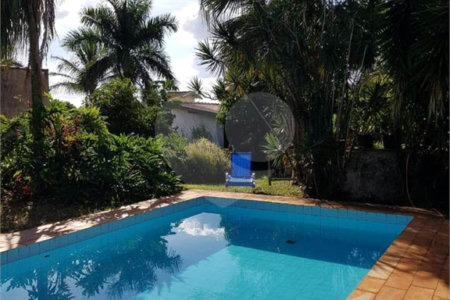 Casa térrea com piscina para venda no Parque Santa Marta