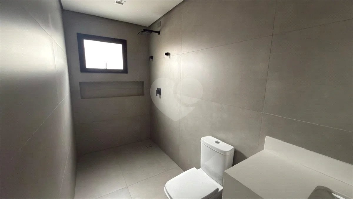 Sobrado de alto padrão no Swiss Park, totalmente reformado, com 4 suítes, piscina, elevador, espaço gourmet, 4 vagas e condomínio com lazer completo.