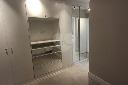 Apartamento com 2 vagas no Campo Belo