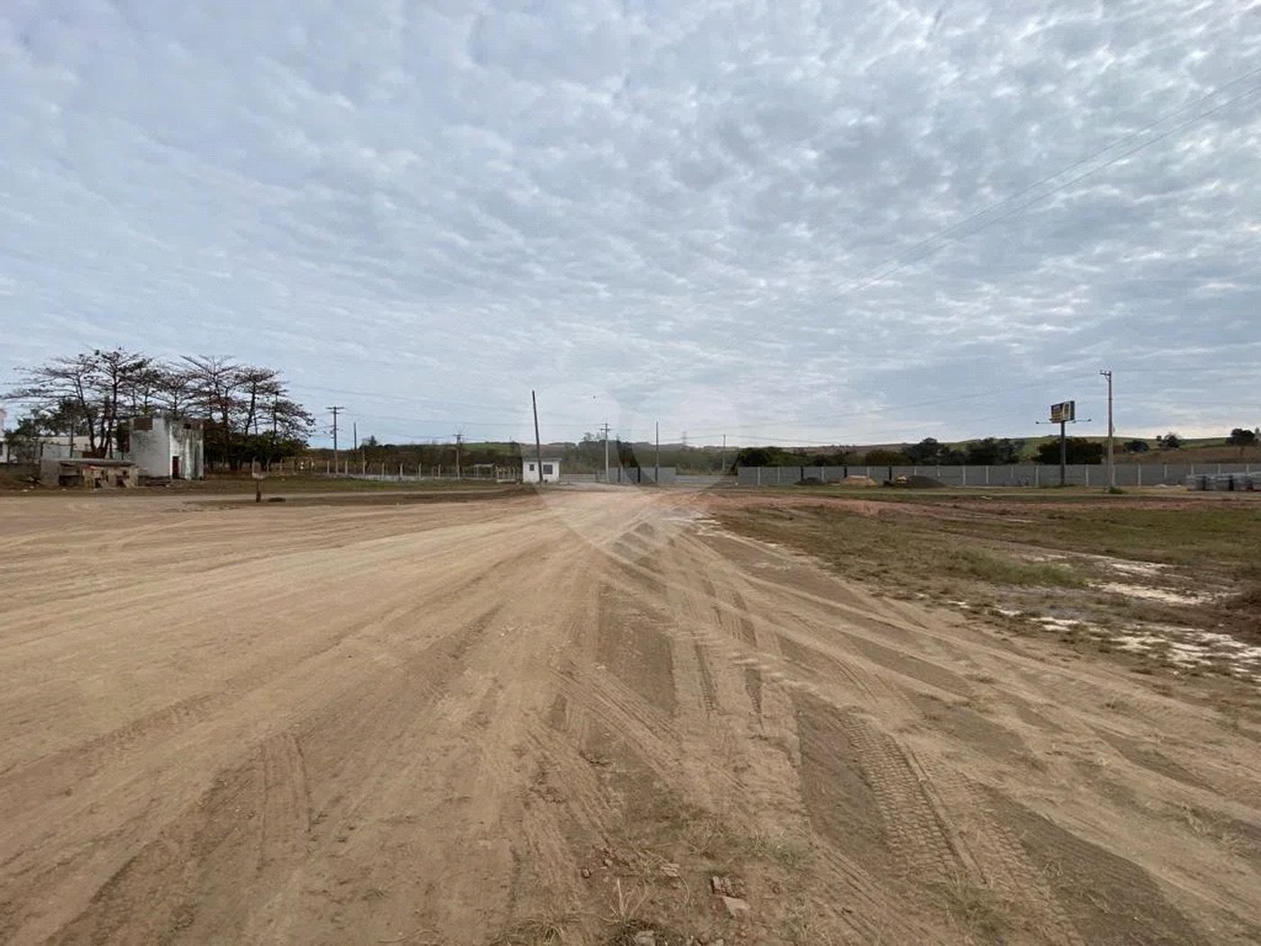 Galpão industrial à venda ou para locação na beira da Rodovia Hermínio Petrin - SP 308.